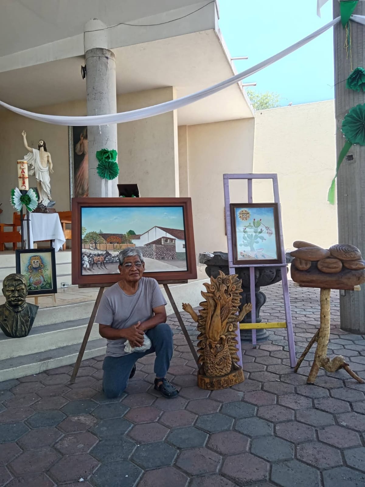 Retrato de Inocente Rios Ponciano "Chente Rios" junto a obras expuestas