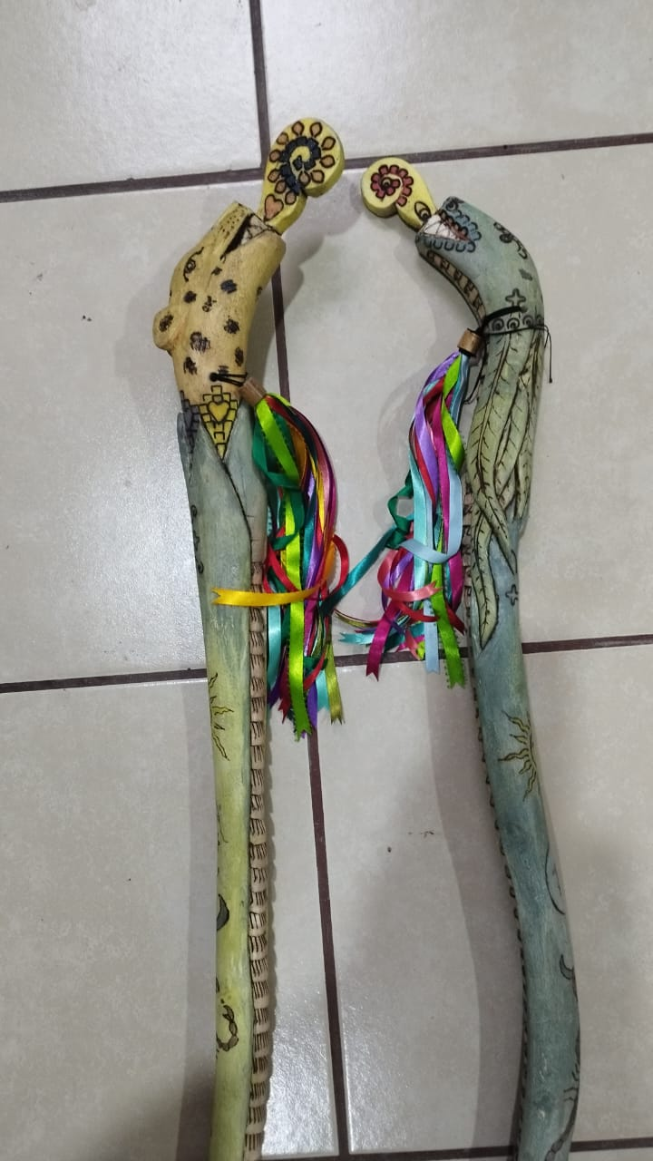 Dos piezas artesanales decoradas con listones de colores