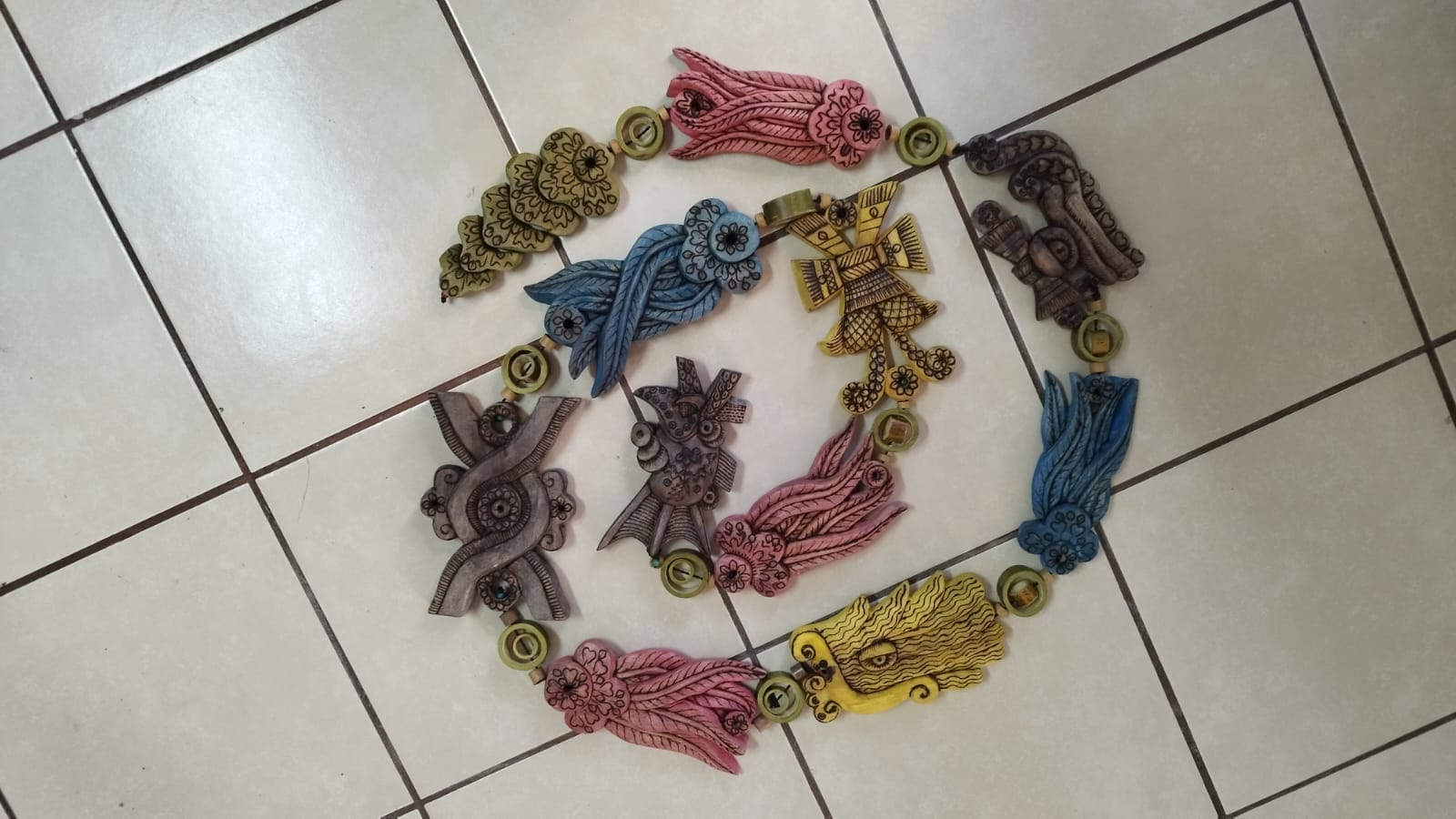 Conjunto de piezas artesanales de diversos colores