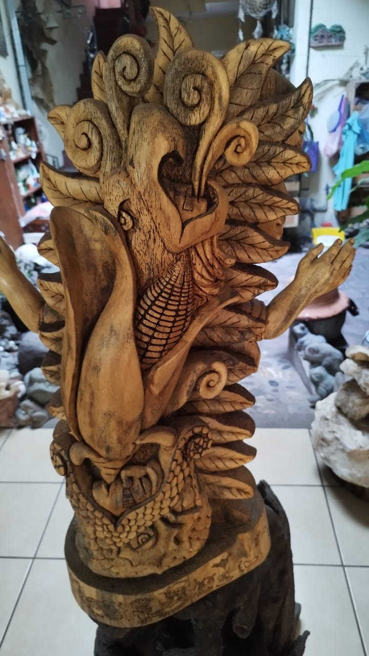 Escultura tallada en madera con motivos vegetales